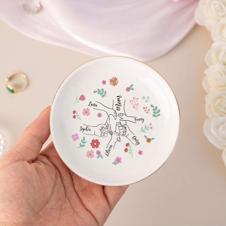 Personalized Ceramic Ring Dish, Mom Jewelry Dish, Mothers Day Gift, Mother and Kids Holding Hands, Family Bond Gift 2026, Keepsake Gift for Mom