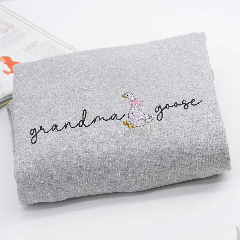 Mama Goose Embroidered Sweatshirt, New Mom EST 2026 Shirt, Cute Duck Custom Text Crewneck, Mother Day Gift for Mom, Mama, Gigi
