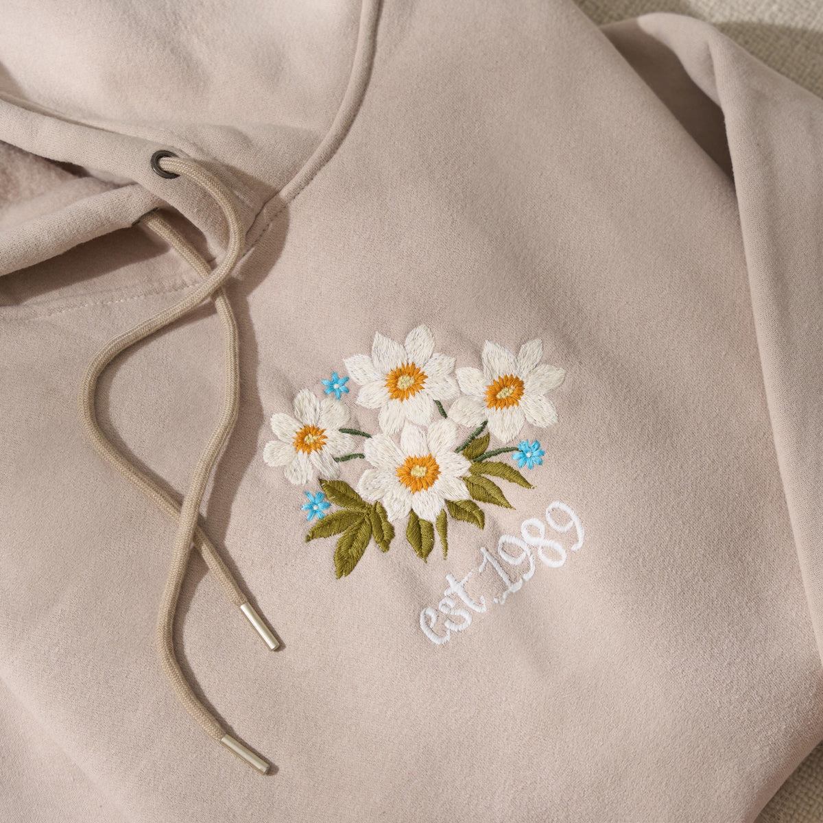 Personalized Hand-Embroidery Birth Month Flower Sweatshirt, Personalize Mom Gift, Mothers Day Gift, Custom Flowers Mom Shirt,Floral Mom Gift