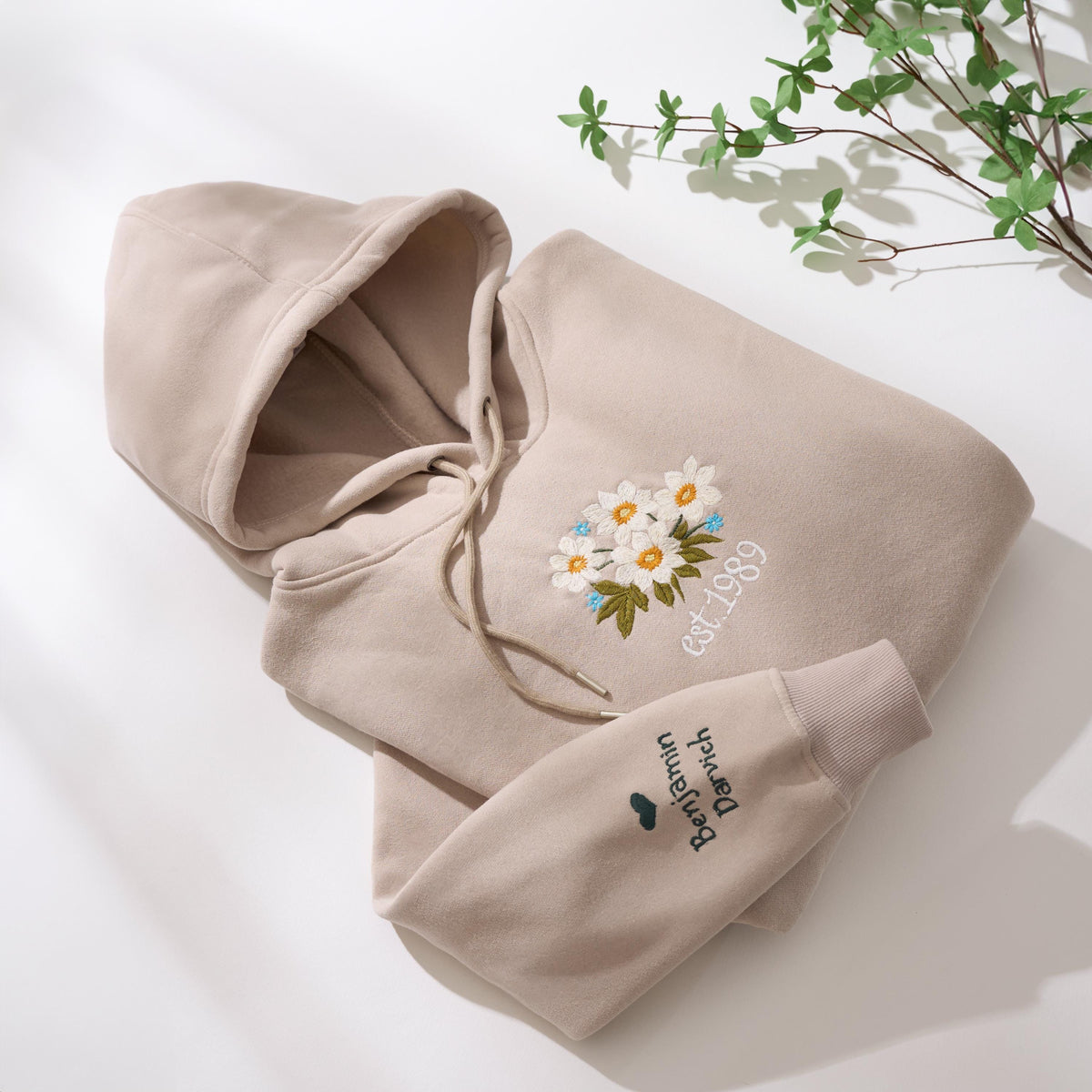 Personalized Hand-Embroidery Birth Month Flower Sweatshirt, Personalize Mom Gift, Mothers Day Gift, Custom Flowers Mom Shirt,Floral Mom Gift